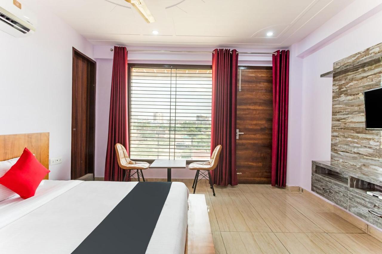 Hotel Capital O Harish Residency Gurgaon Esterno foto