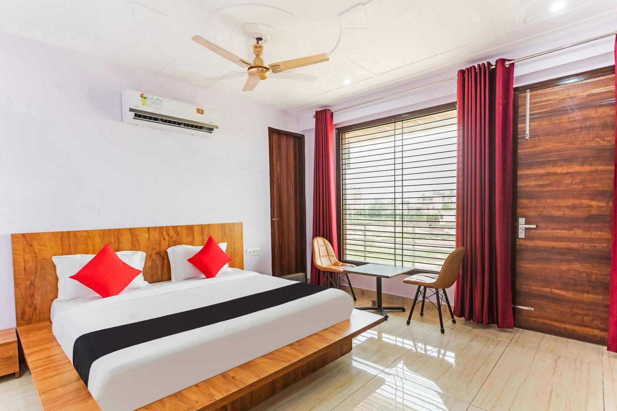 Hotel Capital O Harish Residency Gurgaon Esterno foto