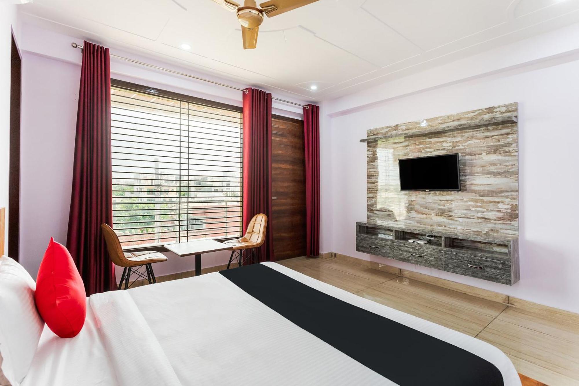 Hotel Capital O Harish Residency Gurgaon Esterno foto