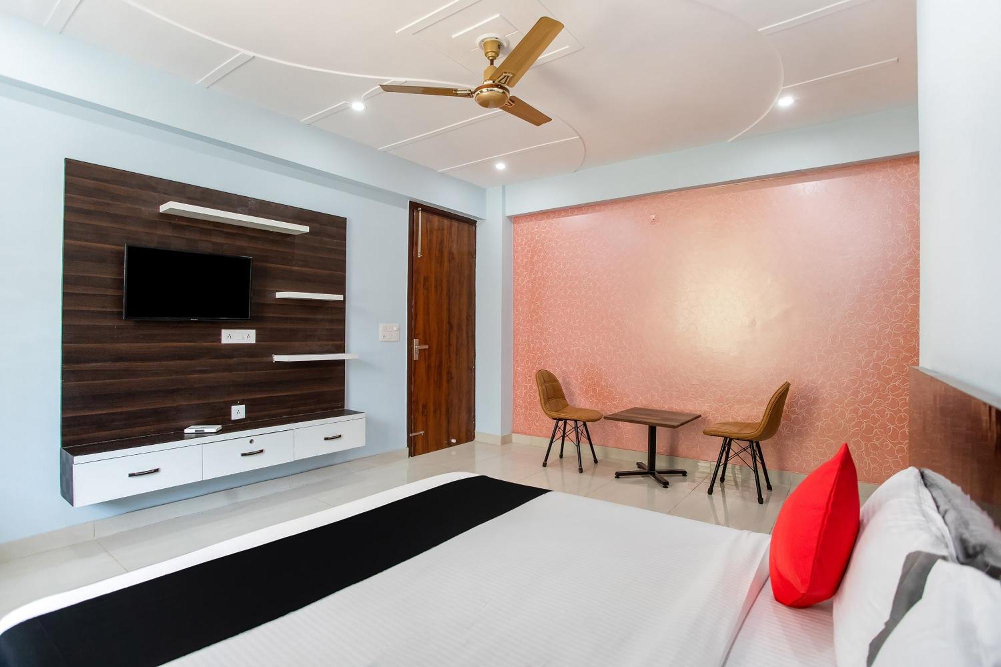 Hotel Capital O Harish Residency Gurgaon Esterno foto