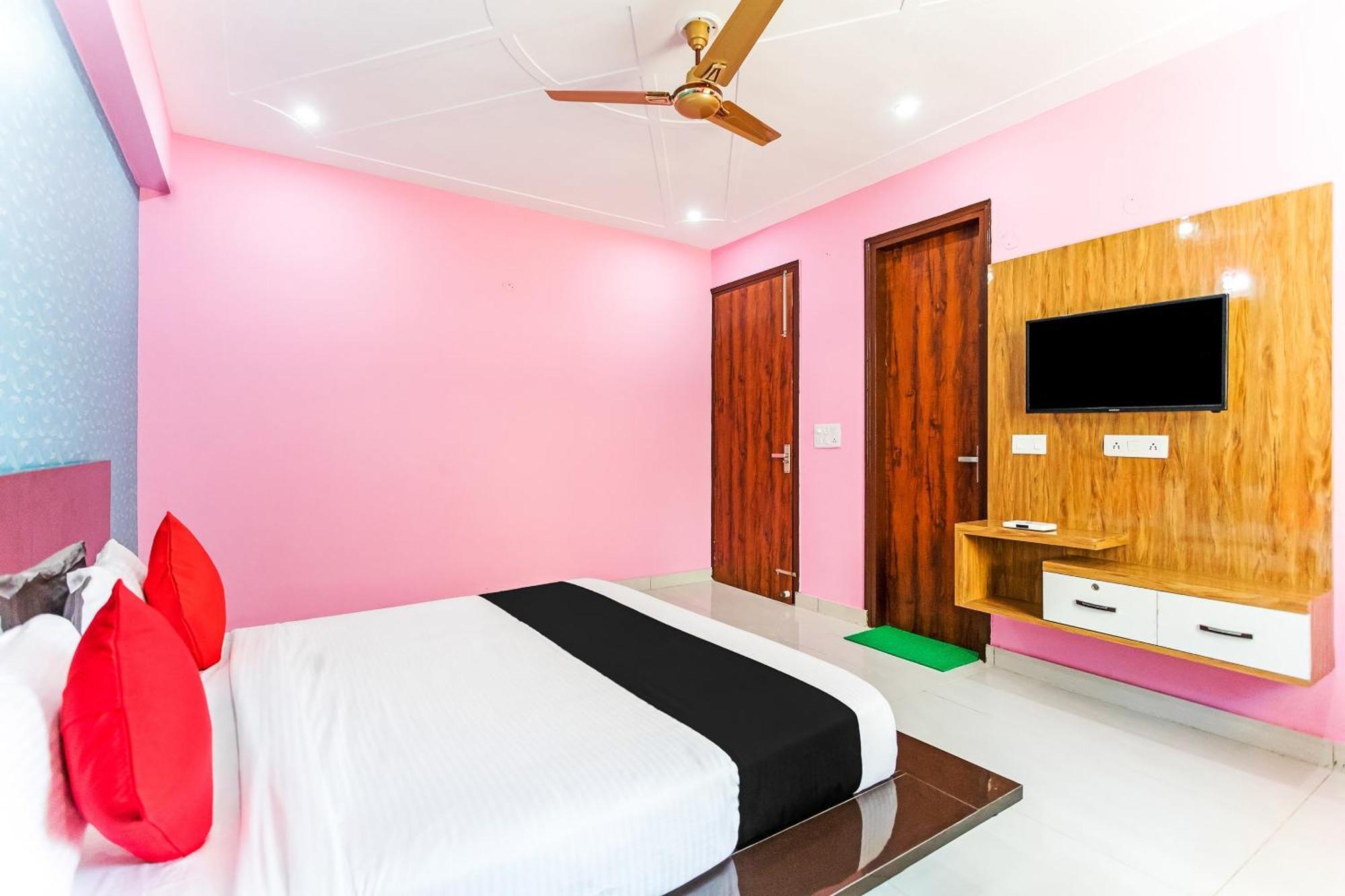 Hotel Capital O Harish Residency Gurgaon Esterno foto