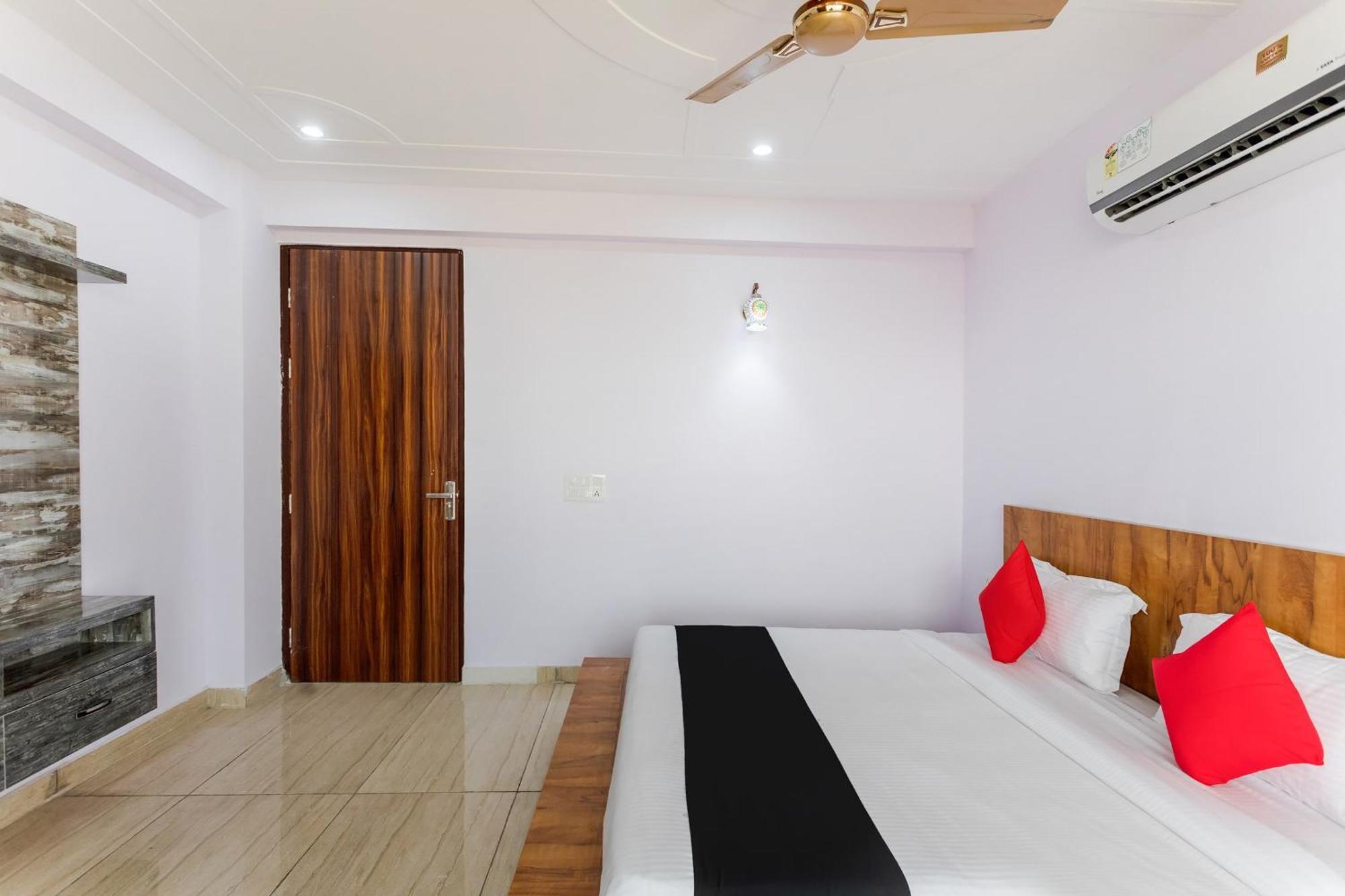 Hotel Capital O Harish Residency Gurgaon Esterno foto