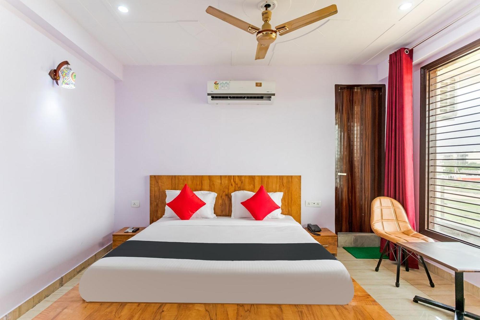 Hotel Capital O Harish Residency Gurgaon Esterno foto