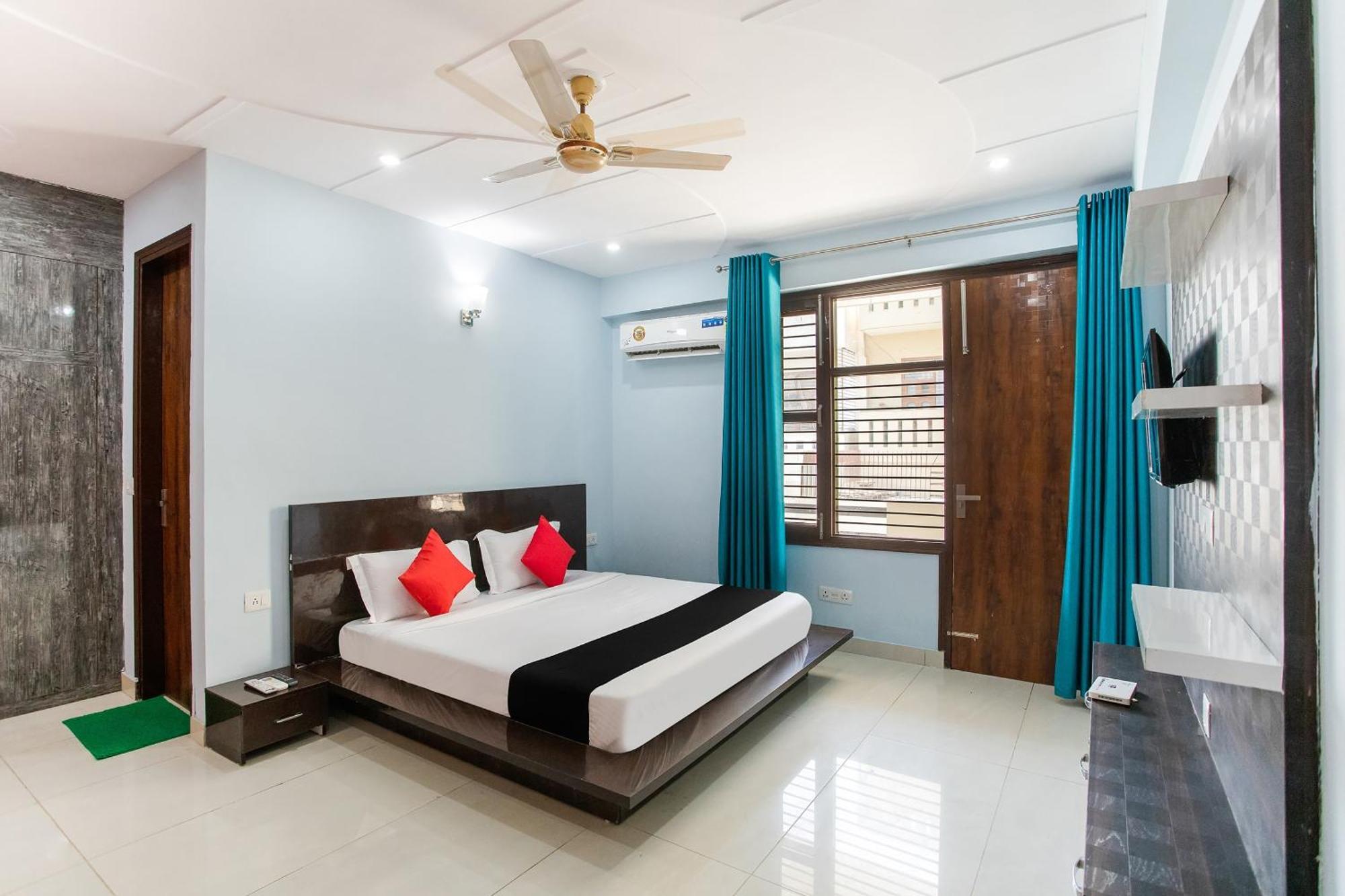 Hotel Capital O Harish Residency Gurgaon Esterno foto