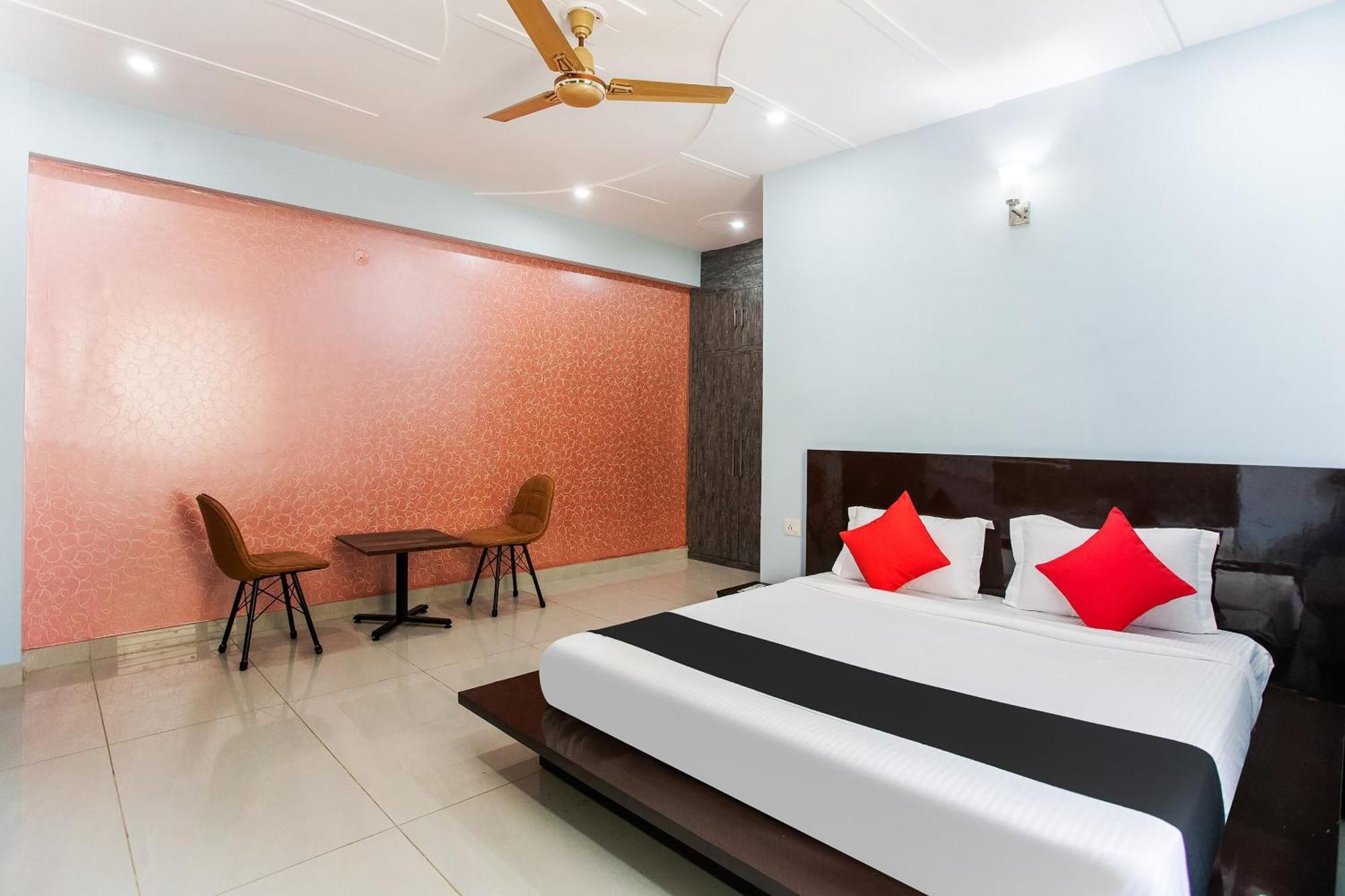 Hotel Capital O Harish Residency Gurgaon Esterno foto