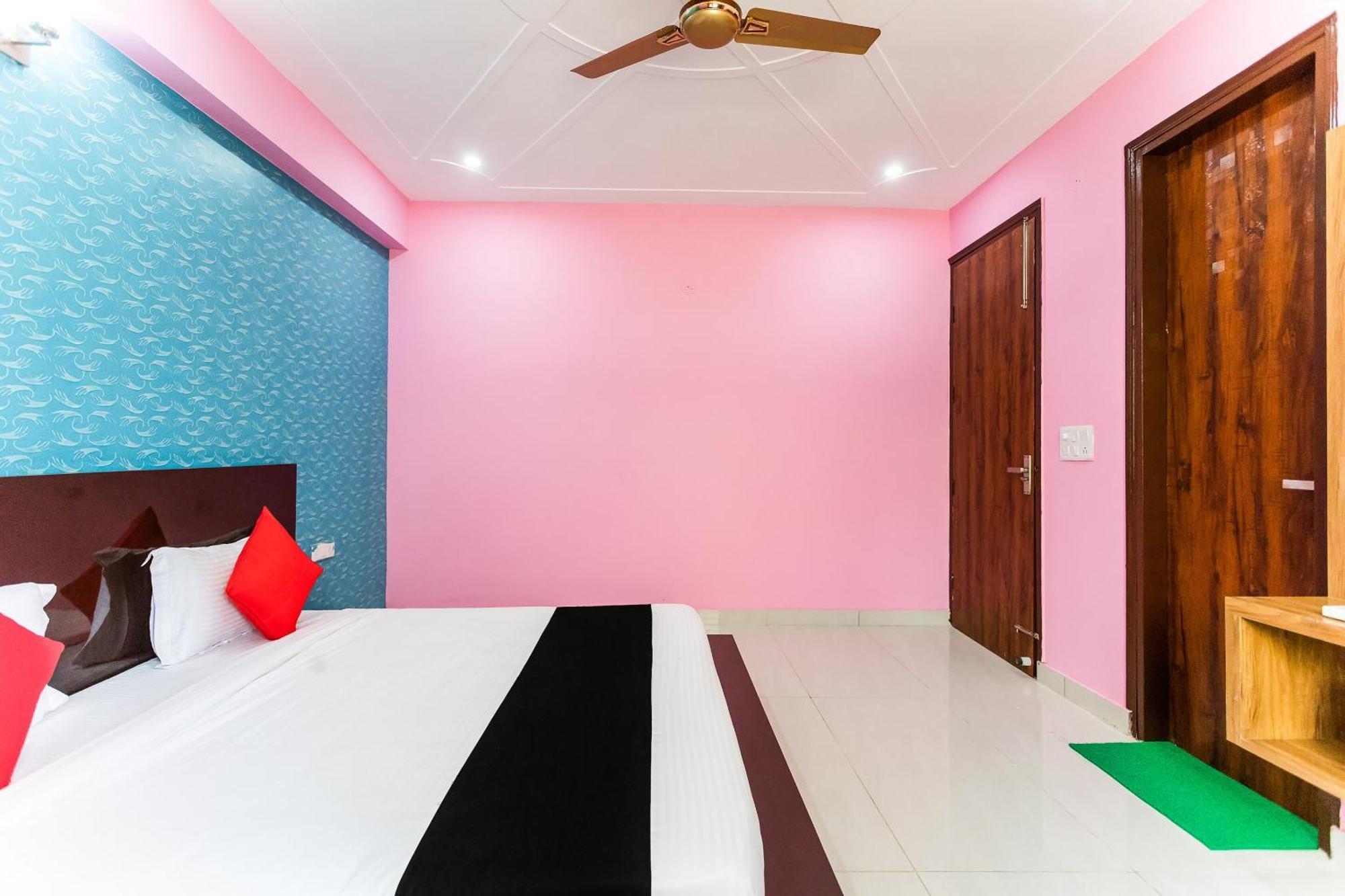 Hotel Capital O Harish Residency Gurgaon Esterno foto