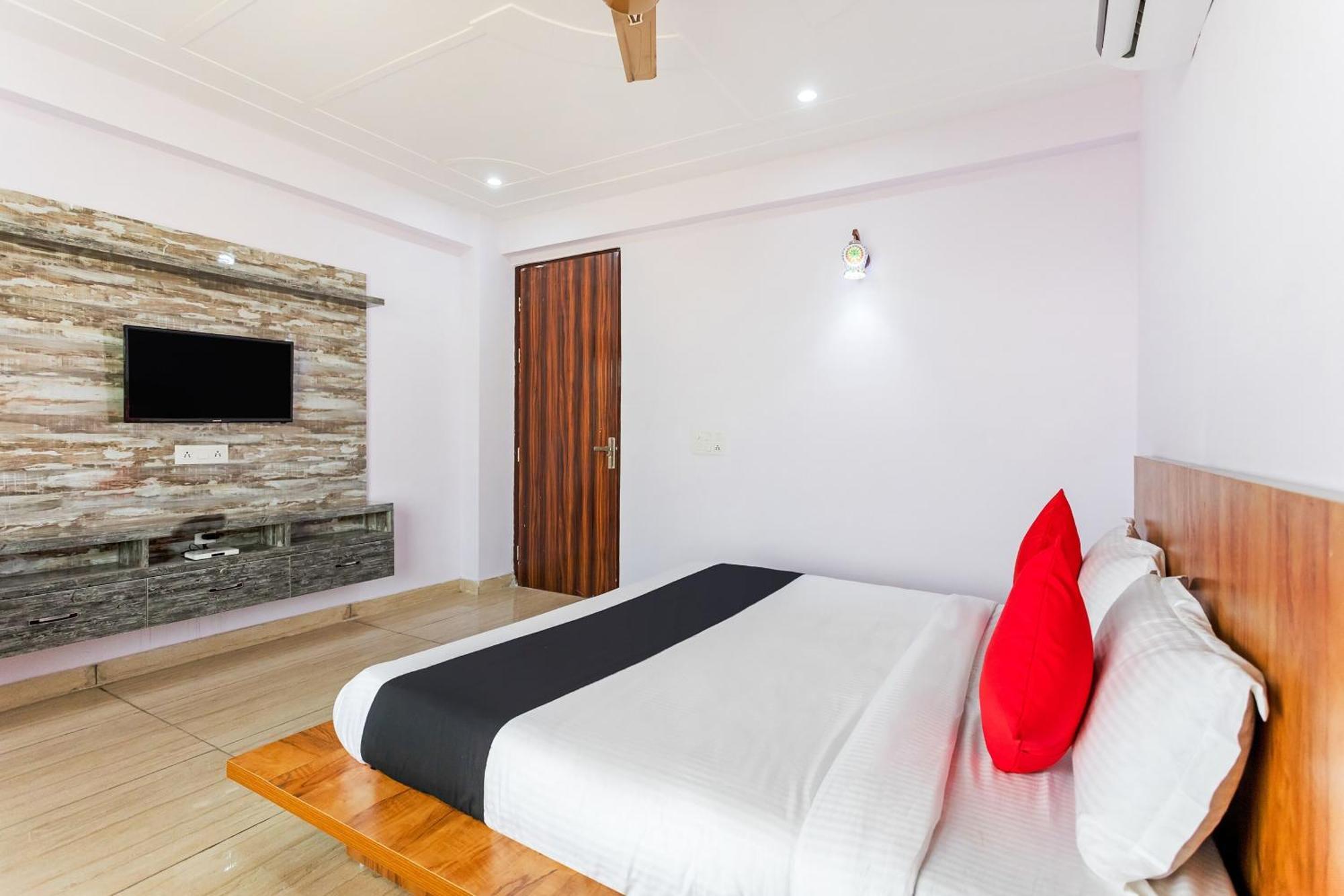 Hotel Capital O Harish Residency Gurgaon Esterno foto